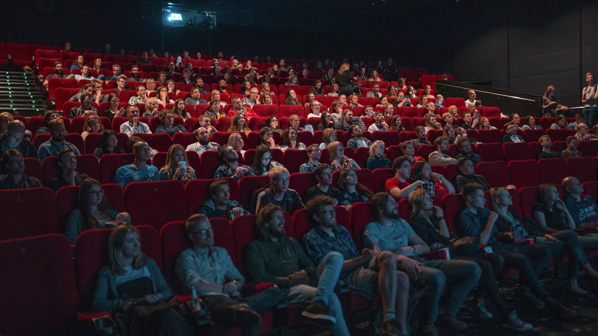 Sala de estar com televisão ligada, remetendo ao hábito da novela diária