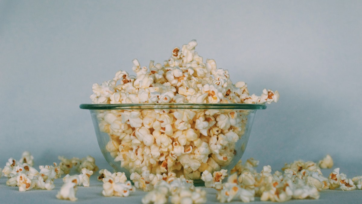 Tigela de pipoca pronta para uma sessão de dorama